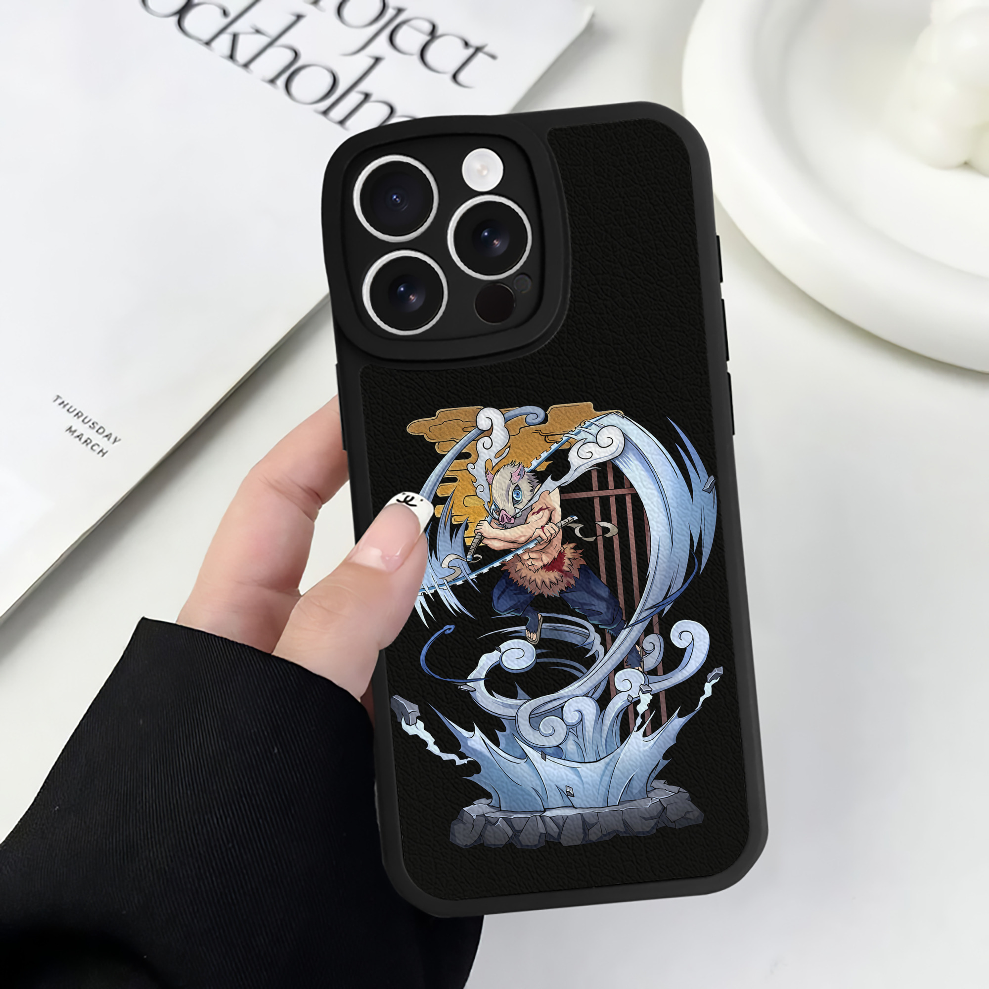 （画像用） 鬼滅の刃（きめつのやいば）嘴平 伊之助／はしびら いのすけ Hashibira Inosuke 【iPhone 16シリーズ対応】シリコンスマホケース（レザー調） 材質：シリコン